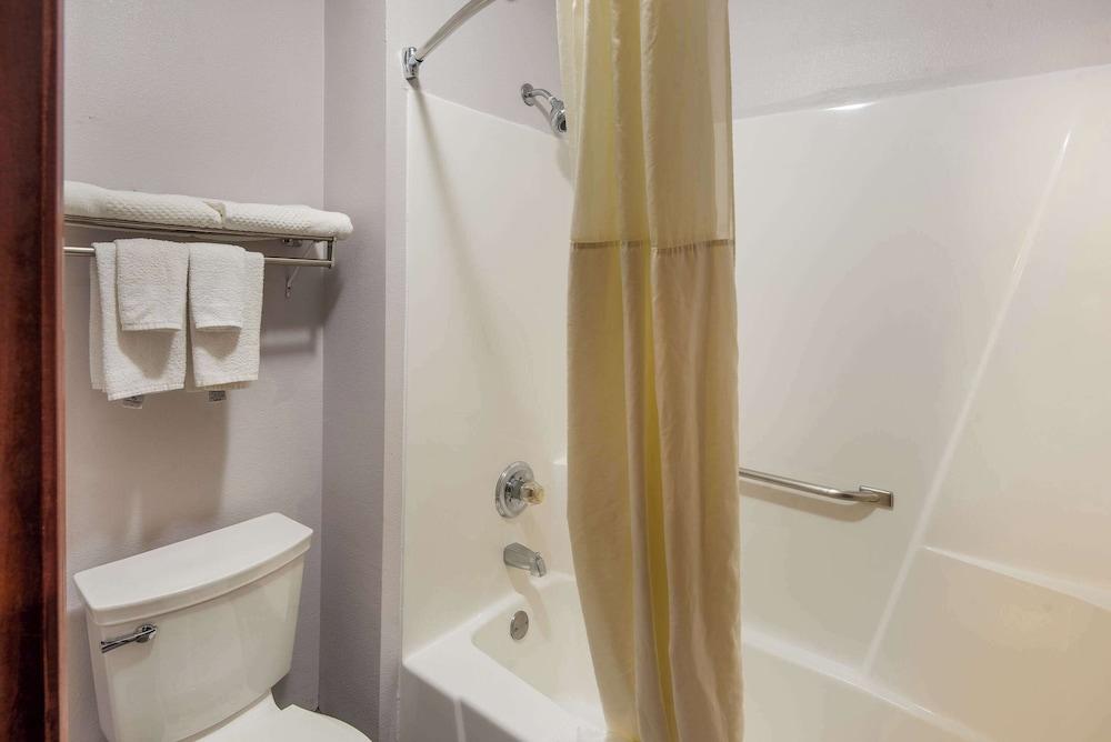Quality inn & Suites Cincinnati I-275 photo 22