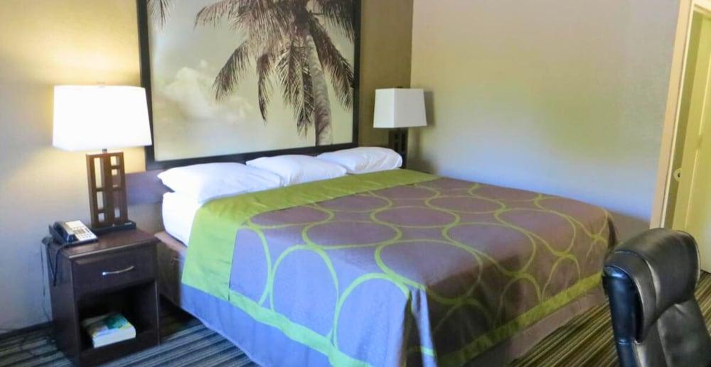 Super 8 by Wyndham Fort Myers photo 7
