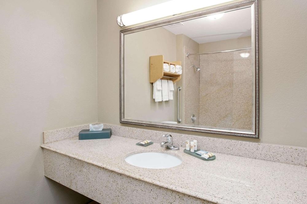 La Quinta Inn & Suites by Wyndham Paris photo 18