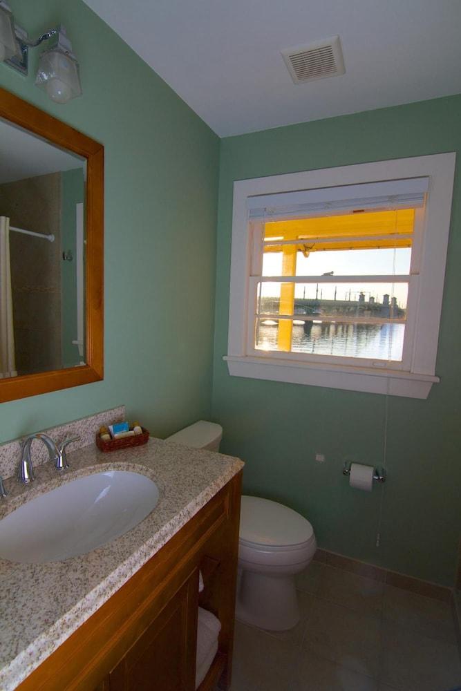 Edgewater Inn photo 25