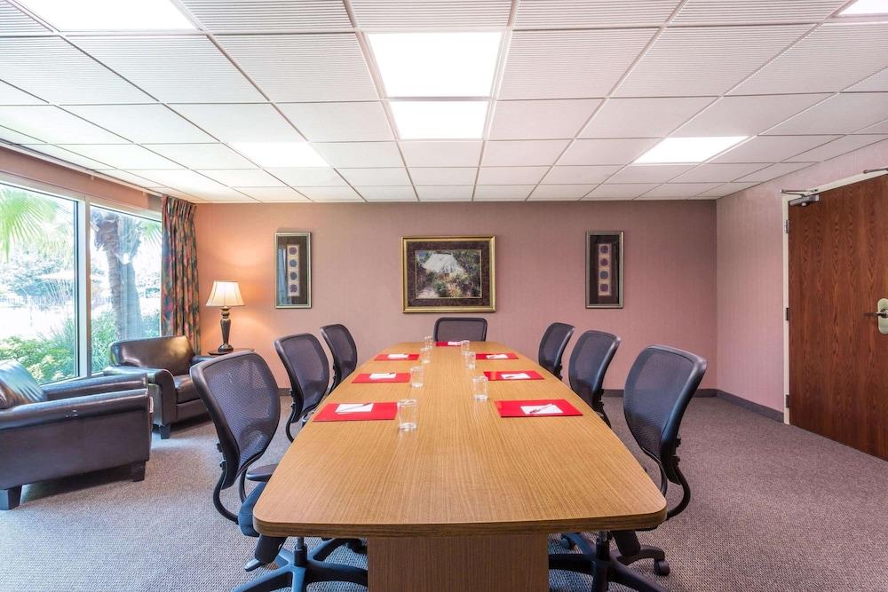 Ramada by Wyndham Luling photo 25