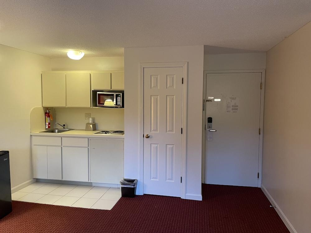 Gold Star Inn & Suites photo 17