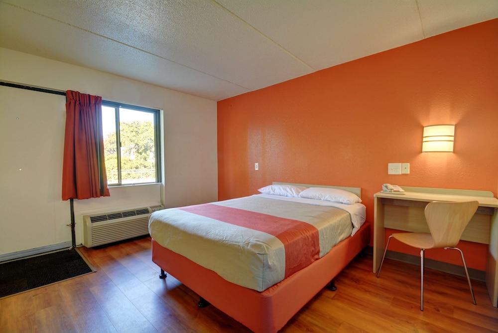 Motel 6 Chicopee, MA - Springfield photo 4