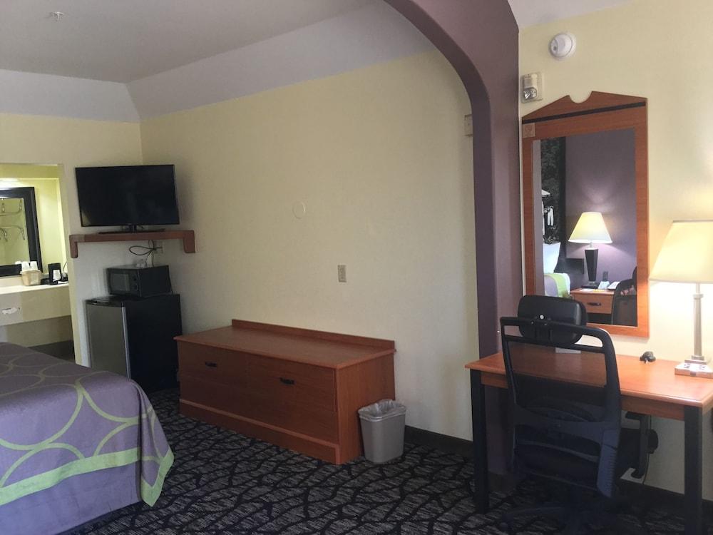 Super 8 by Wyndham Fairfield Tx photo 11