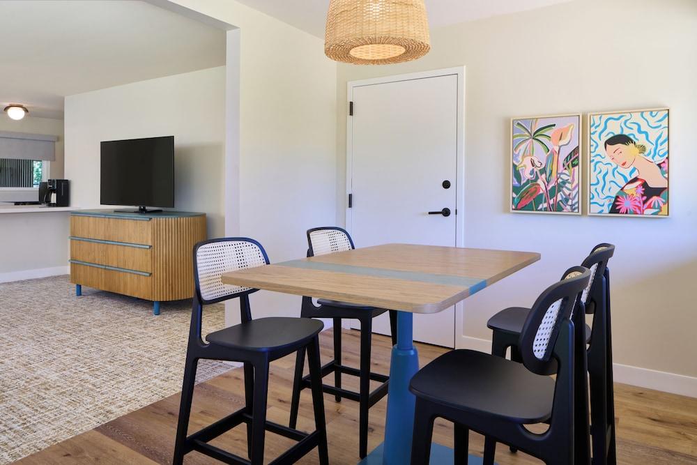 Royal Lahaina Bungalows & Spa photo 2
