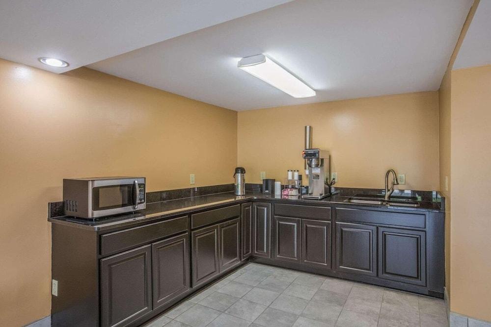HomeTown Inn & Suites photo 19