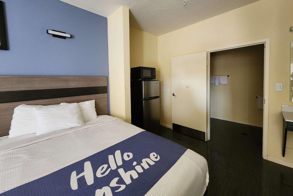 Days Inn by Wyndham Freeport photo 44