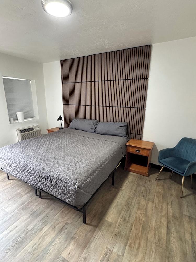 Mac's Motel photo 4