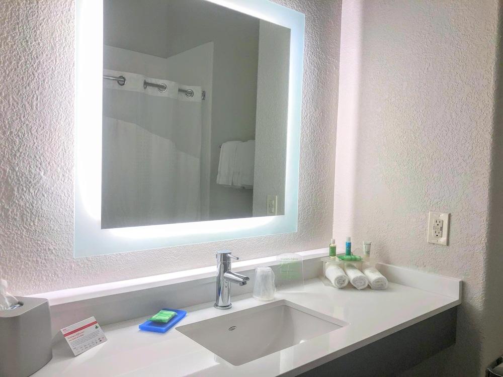Holiday Inn Express & Suites Hearne by IHG photo 8