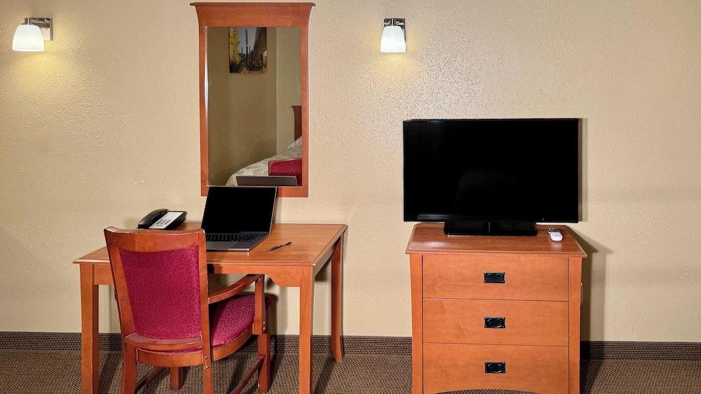 Young's Motel photo 30