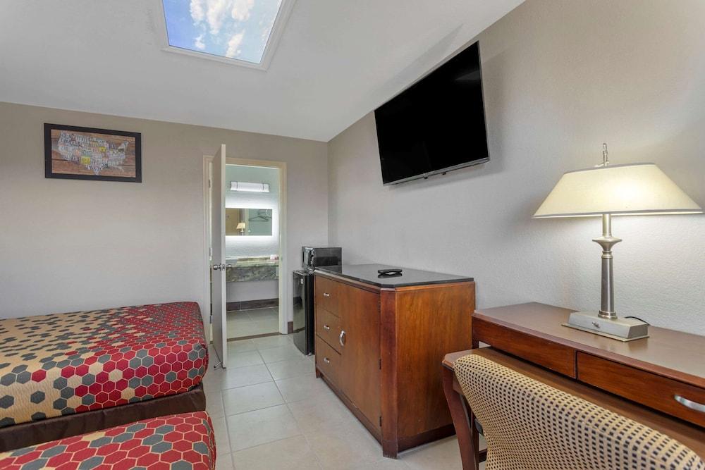 Econo Lodge Athens I-75 photo 11