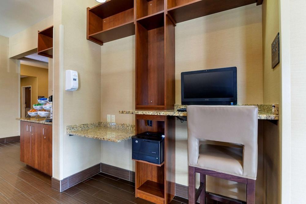 Comfort Inn & Suites Mandan - Bismarck photo 37