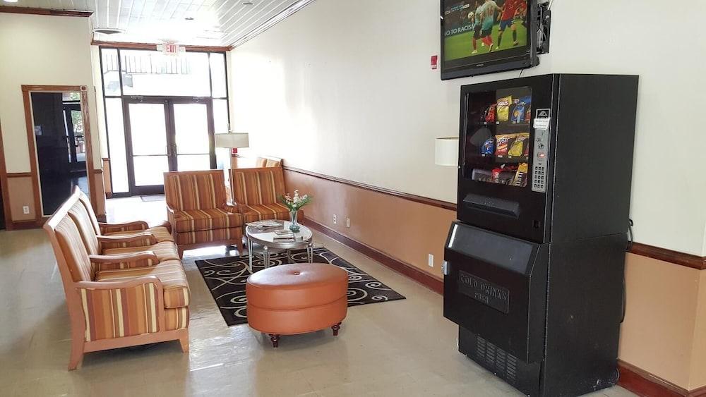 Red Carpet Inn & Suites photo 26
