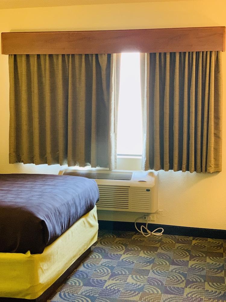 AmericInn by Wyndham Kewanee photo 100