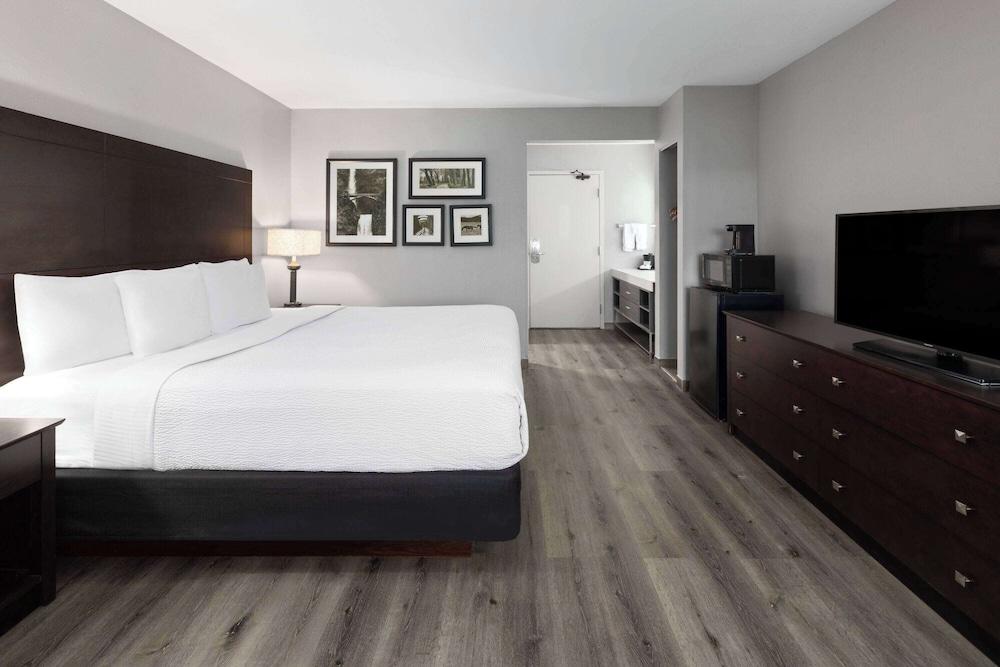 La Quinta Inn by Wyndham Sheboygan photo 14