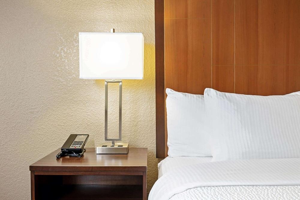 La Quinta Inn & Suites by Wyndham Las Vegas Red Rock photo 15