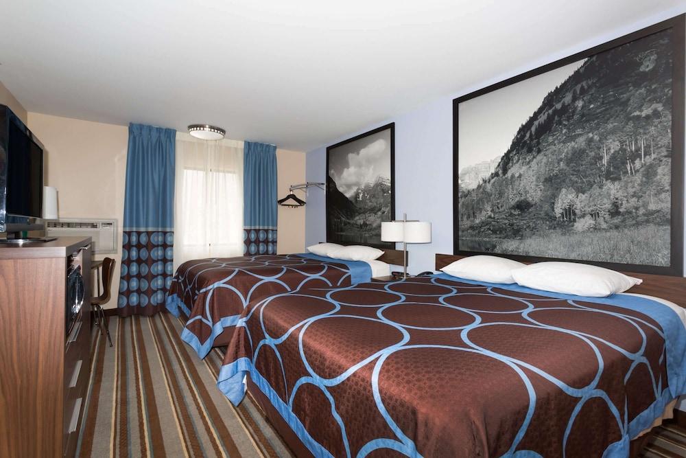 Super 8 by Wyndham Longmont/Twin Peaks photo 10