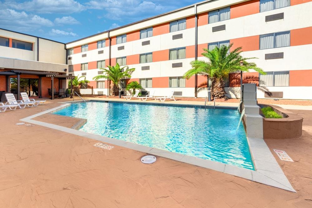 Ramada by Wyndham Houston Intercontinental Airport South photo 10