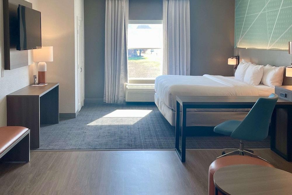Comfort Suites Granbury photo 15