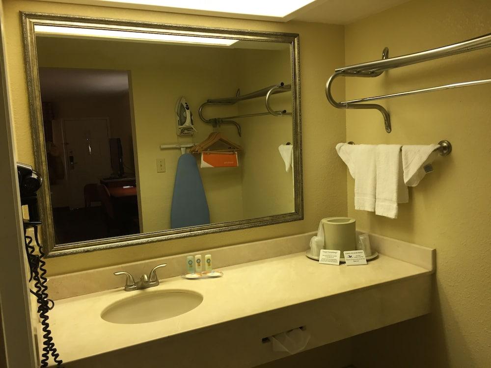 Econo Lodge Inn & Suites Eagle Pass photo 3