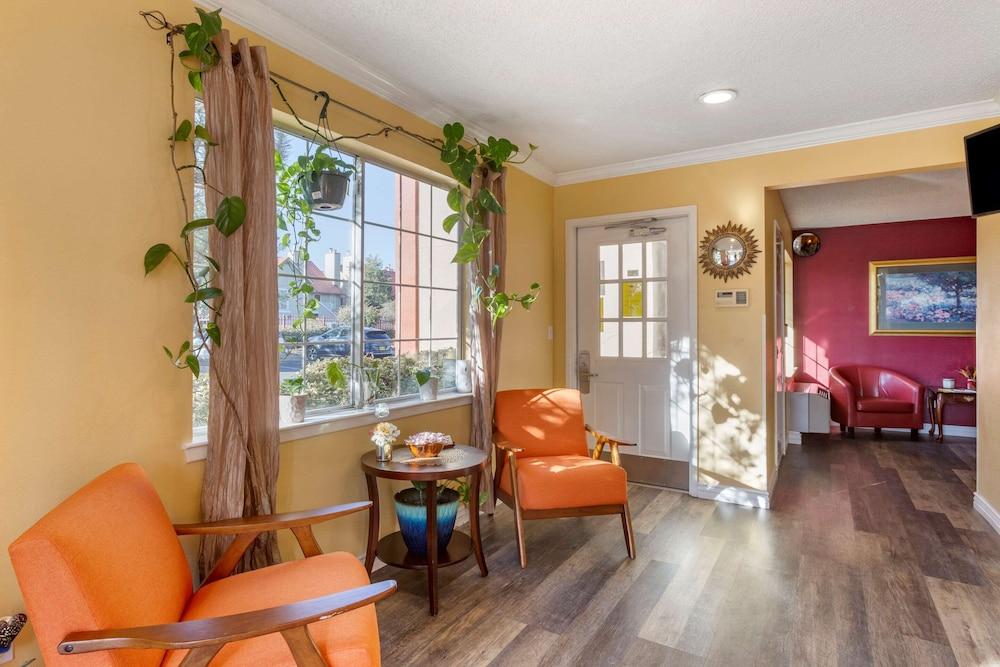 Suburban Studios Albuquerque Uptown photo 2