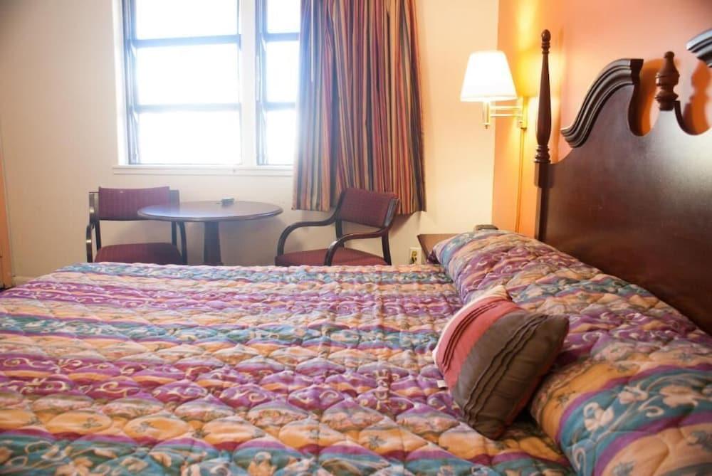 NASSAU HOLIDAY MOTEL photo 16