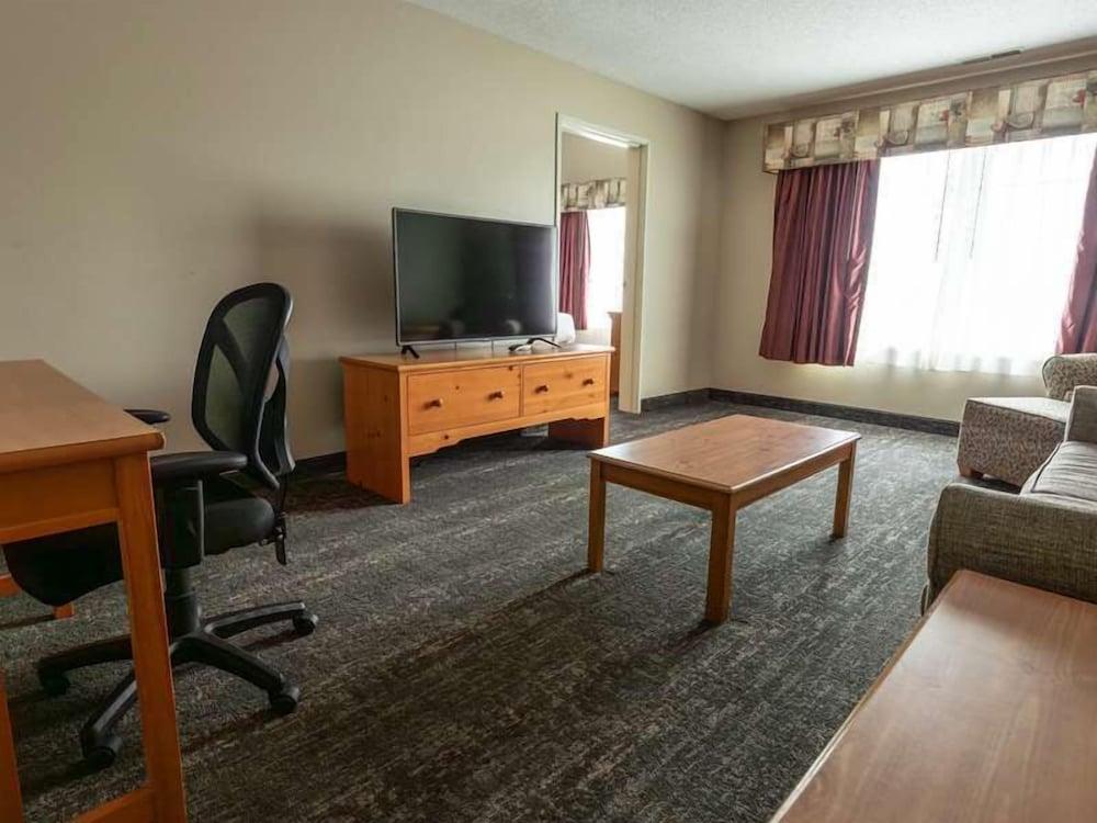 Crossings by GrandStay Inn and Suites photo 7