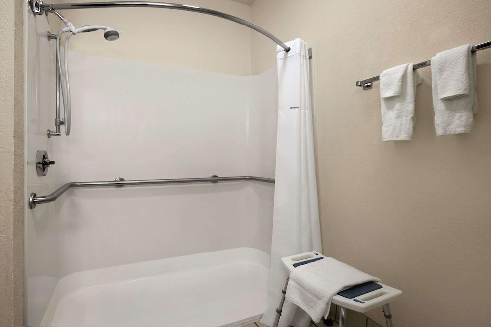 Days Inn & Suites by Wyndham Romeoville photo 7