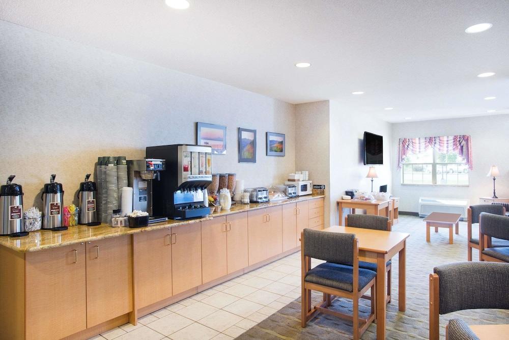 Microtel Inn & Suites by Wyndham Plattsburgh photo 40