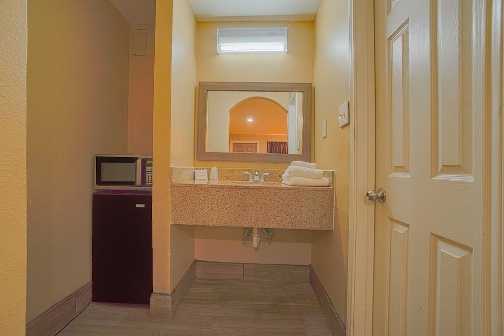 Days Inn by Wyndham Aransas Pass photo 32