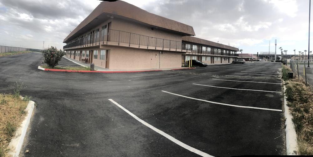 Economy Inn Buttonwillow Bakersfield I-5 photo 13