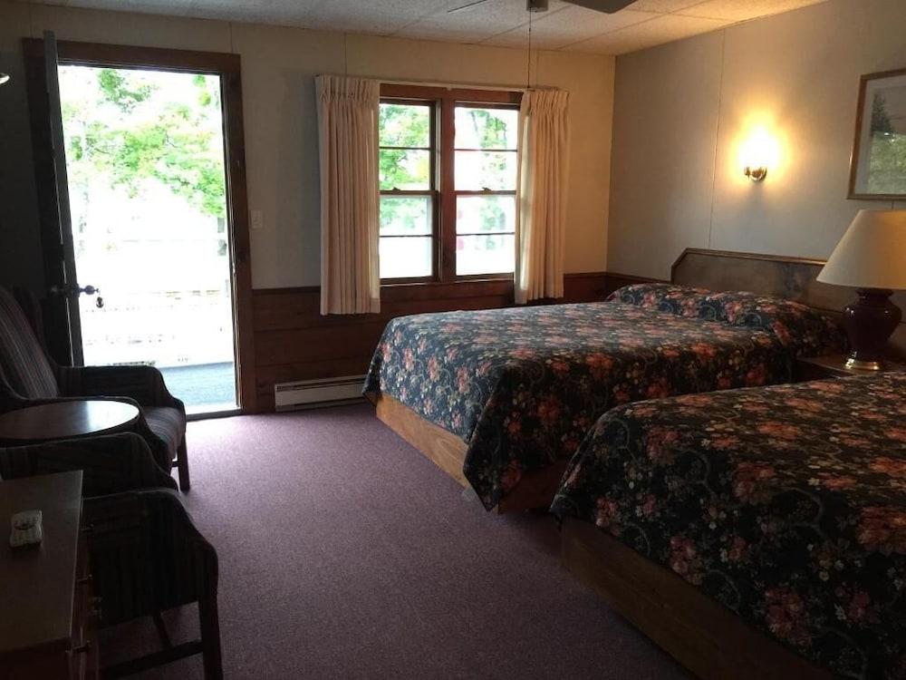 Holiday House Inn photo 34
