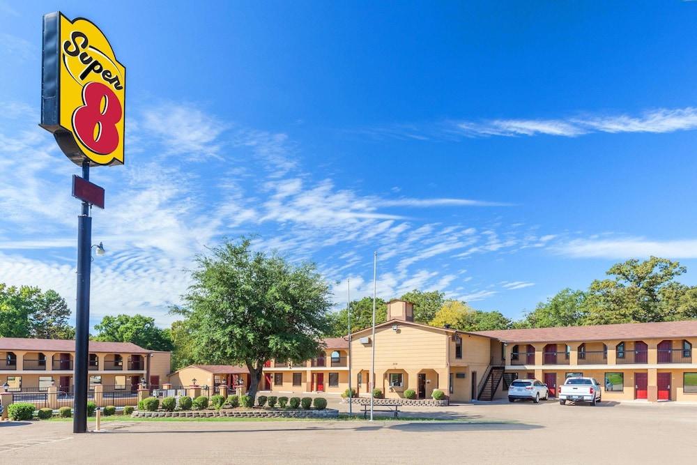 Super 8 by Wyndham Mt. Pleasant TX photo 17