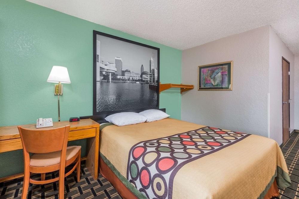 Super 8 by Wyndham Twinsburg/Cleveland Area photo 4