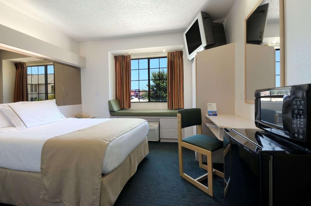 Travelodge by Wyndham Arlington/Dallas Area photo 3
