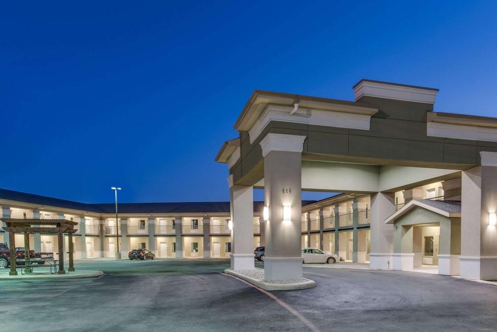 Super 8 by Wyndham Cotulla TX photo 19