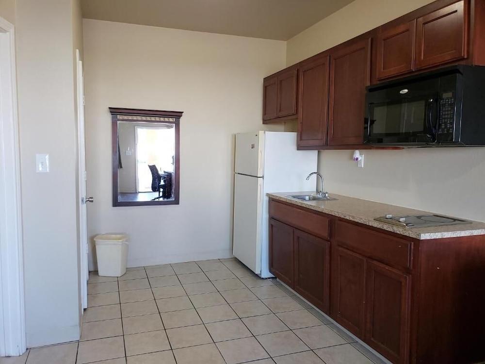 Crossroads Inn & Suites photo 48