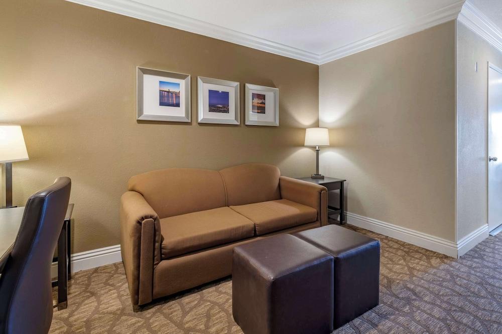 Comfort Suites San Clemente Beach photo 19