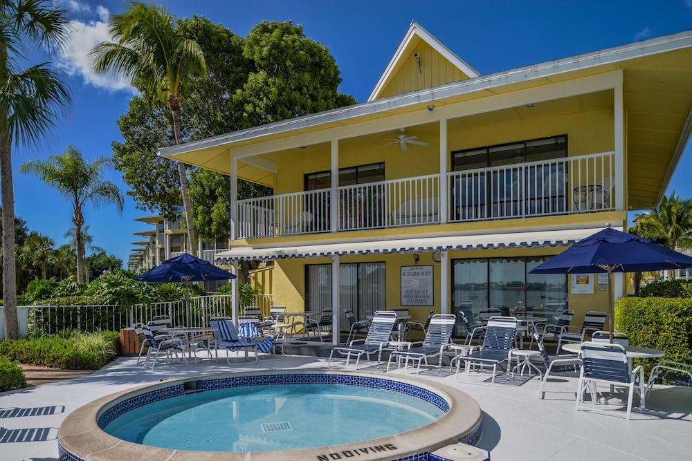 Hilton Vacation Club Charter Club Naples Bay photo 13