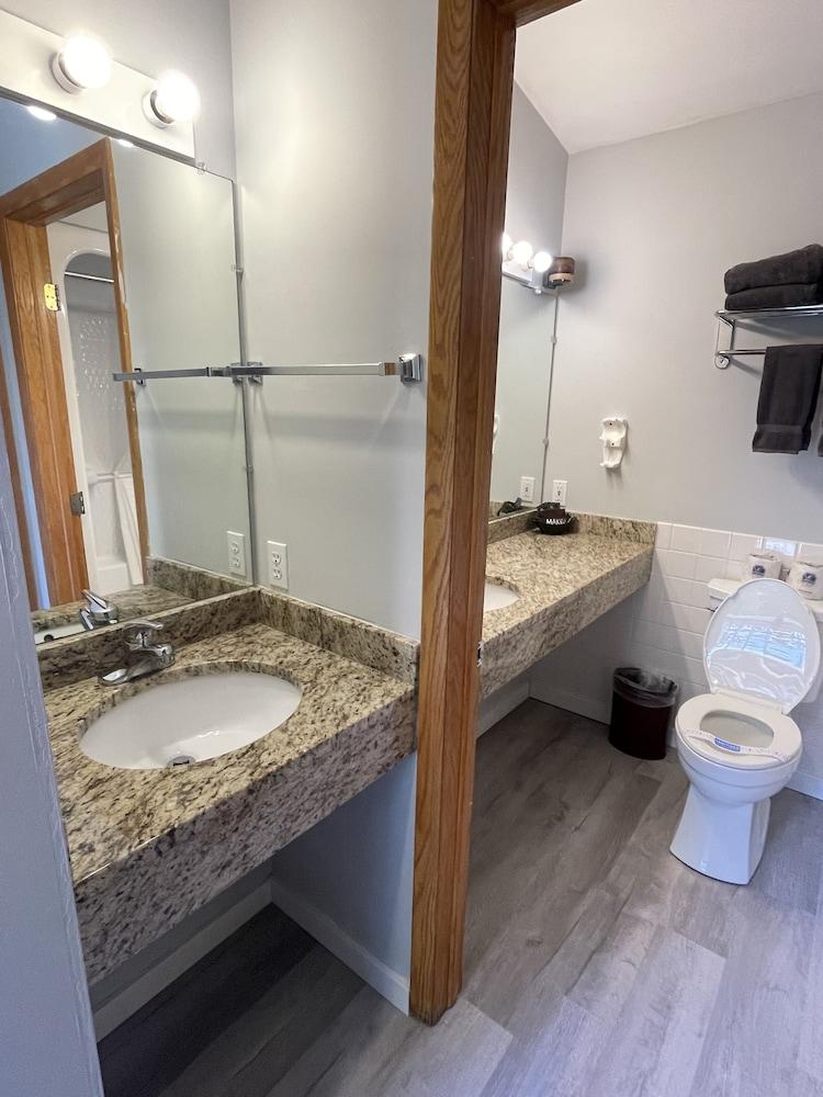 Lake Bluff Inn and Suites photo 2