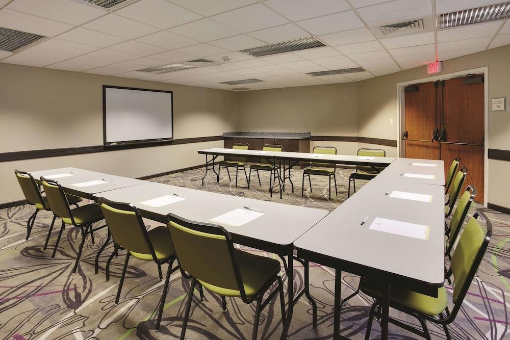 La Quinta Inn & Suites by Wyndham Detroit Metro Airport photo 47
