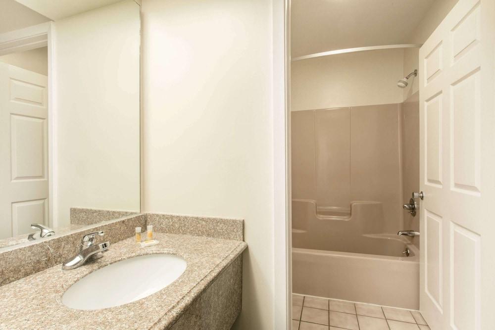 Days Inn by Wyndham Picayune photo 11