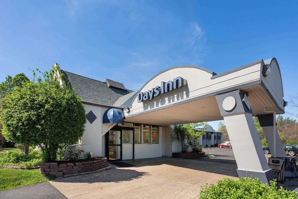 Days Inn by Wyndham Ann Arbor photo 1