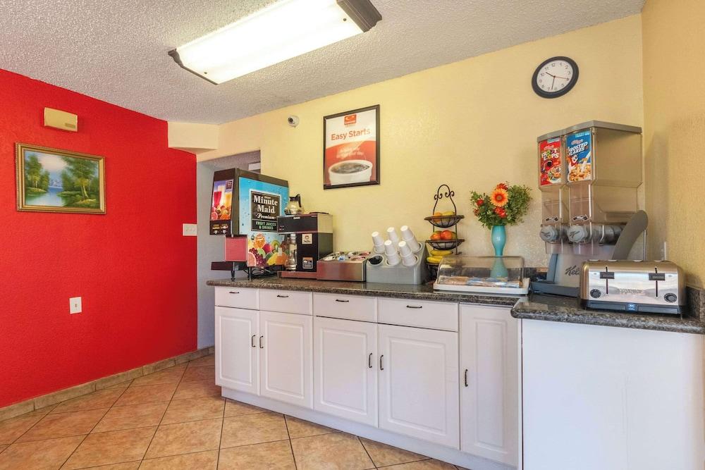 Econo Lodge San Marcos University Area photo 13