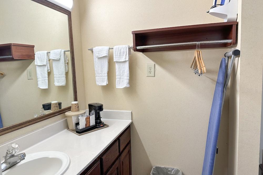 Bonita Lakes Inn by Capital O Meridian I20 photo 28
