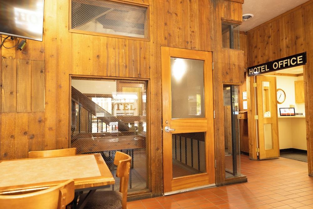 Helgeson Place Hotel & Suites photo 9