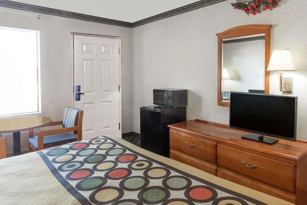 Super 8 by Wyndham Ashburn photo 13