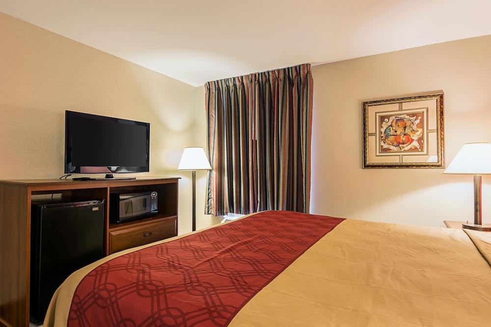 Econo Lodge Andrews Air Force Base photo 14
