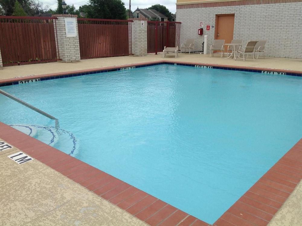 Scottish Inn & Suites photo 20