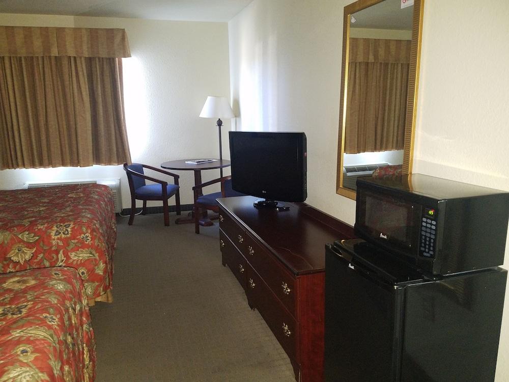 HomeTown Hotel Bryant photo 5
